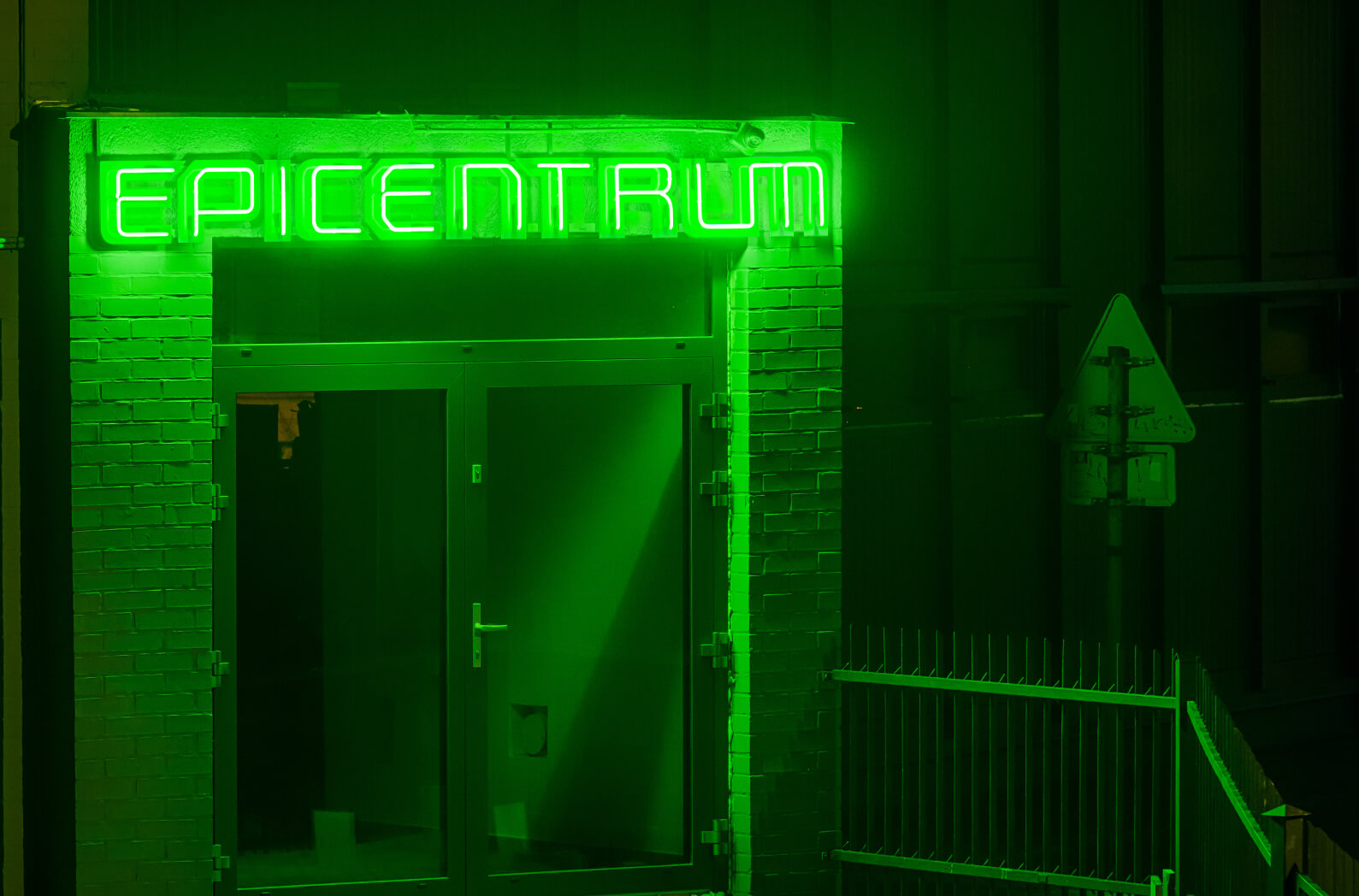 epicentre-fietsen-literatuur-groot-formaat-luminescent-base-plex-neon-gemonteerd-op-hoogte-op-een-gebouw